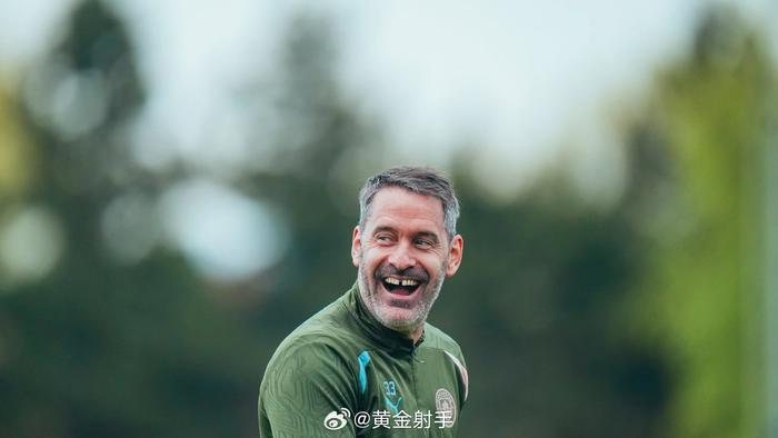 包含曼城主教练训练球员备战国际对手比赛的词条