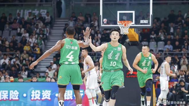 新疆队主场大胜上海队，坚守前三位置