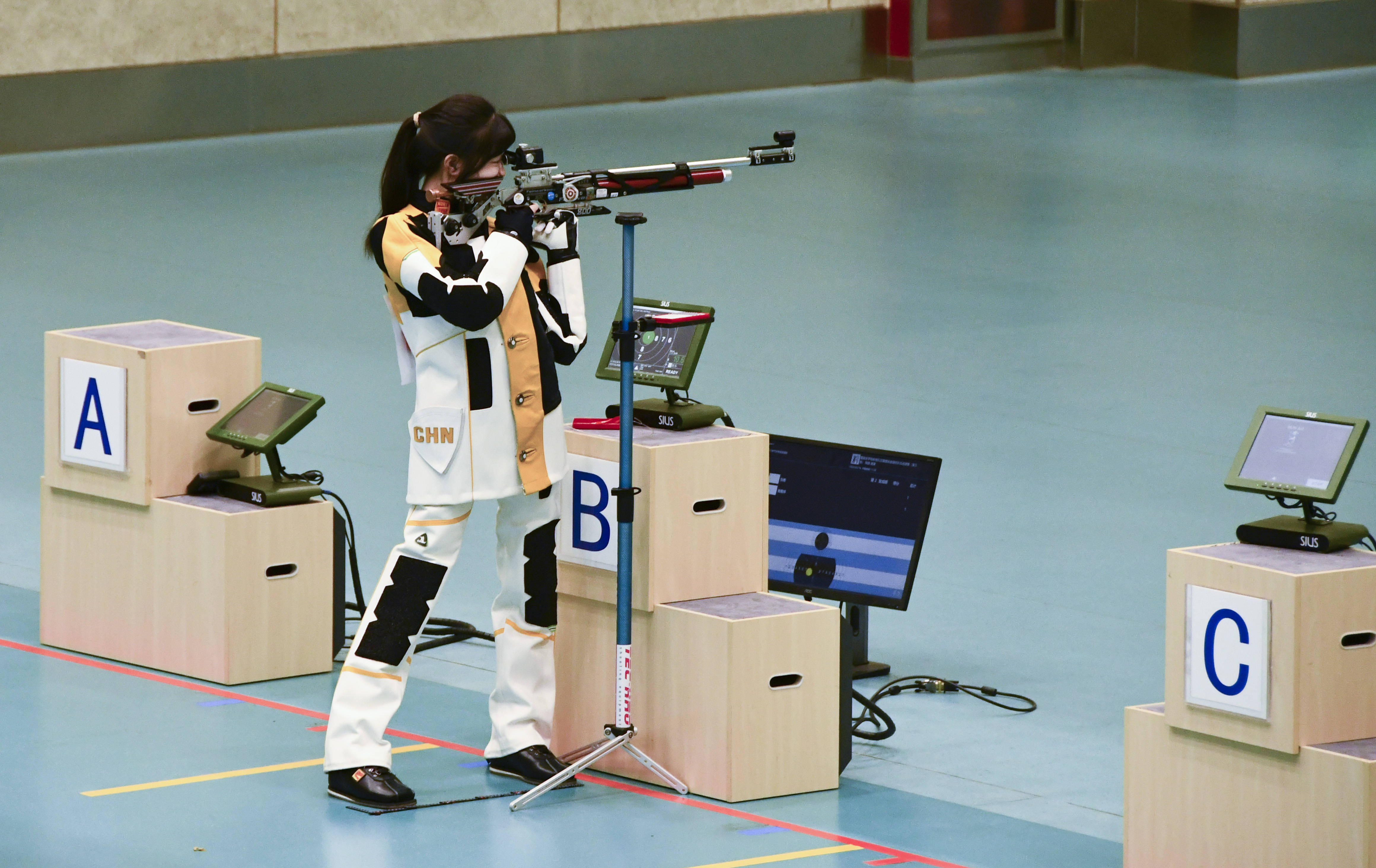 射击比赛紧张激烈,选手精准命中目标 射击比赛紧张激烈,选手精准命中目标