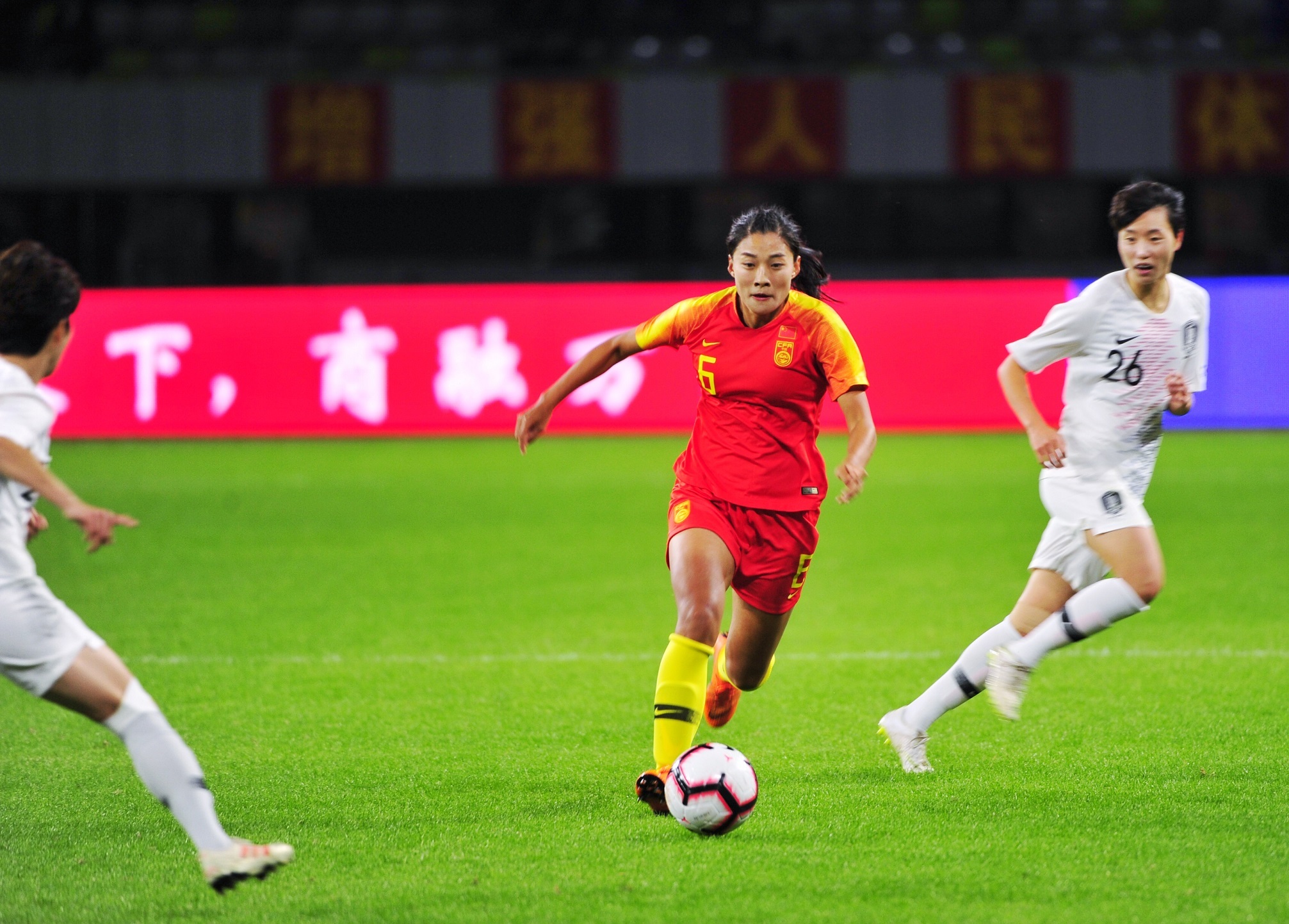 中国女子足球运动员在国际比赛中取得胜利 中国女子足球运动员在国际比赛中取得胜利