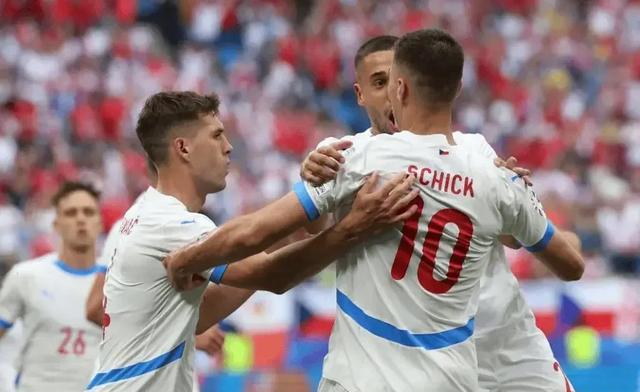 开云体育官方入口-精彩对决！欧预赛球员们拼尽全力，争夺晋级