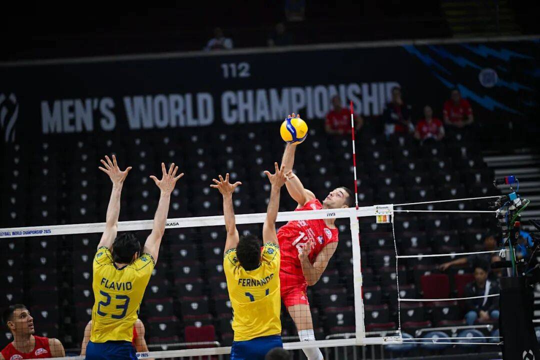 塞尔维亚队在场上斗志昂扬,力压对手夺冠 塞尔维亚队在场上斗志昂扬,力压对手夺冠