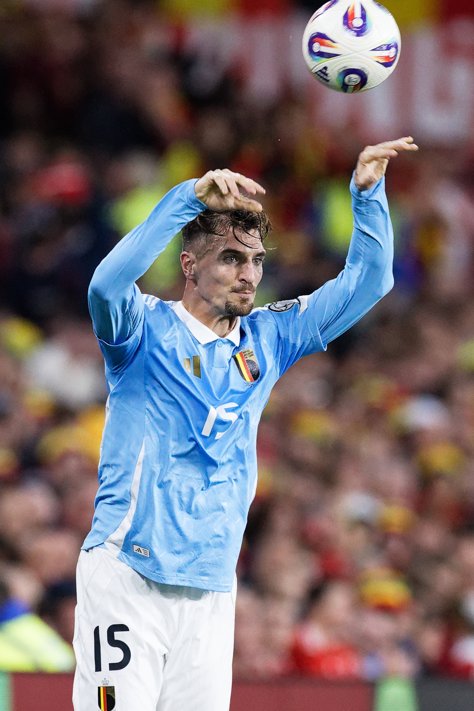 比利时队大胜威尔士，领跑小组