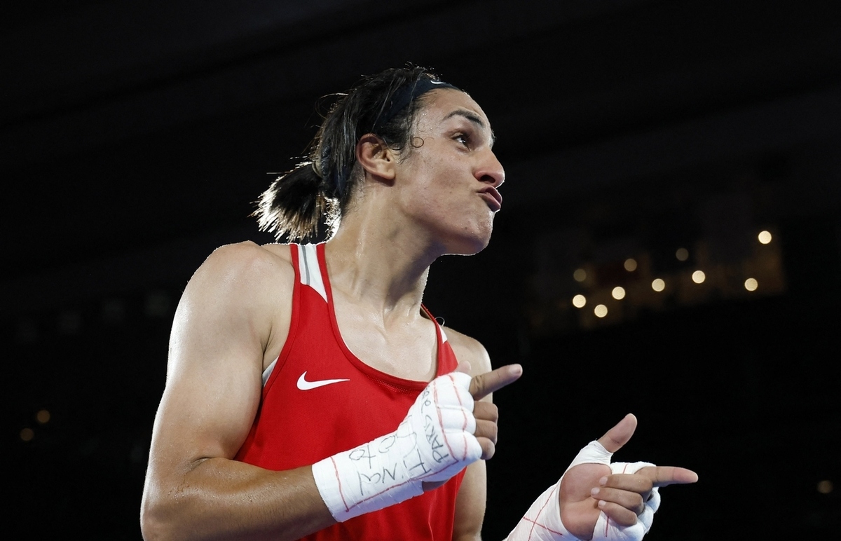 意大利运动员在拳击赛中击败对手获胜