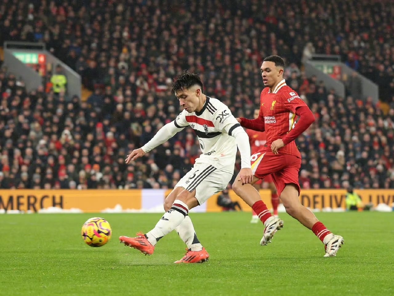 曼联队长发威，率领球队取得胜利